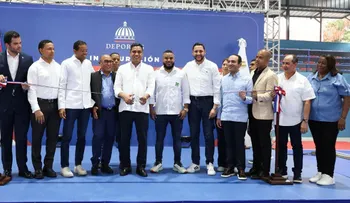 Ministro de Deportes entrega multiuso reconstruido en el sector Honduras del Distrito Nacional