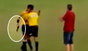 Insólito: Un árbitro saca una pistola en pleno partido de fútbol (VIDEO)