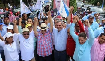 Abinader dice tiene 43% y está bailando pegado con Danilo Medina