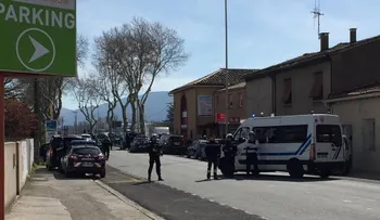 La policía en el sur de Francia responde a un incidente de seguridad; reportan dos personas muertas y ocho rehenes