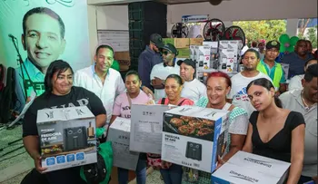 Pedro Jiménez homenajea a madres del D.N. con regalos y alegría