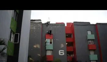 La arriesgada maniobra de un bombero que evitó el suicidio de un hombre (VIDEO)