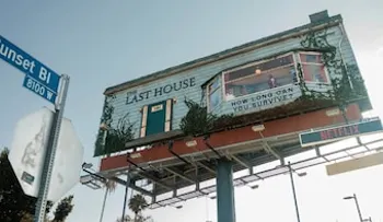 Hombre vive dentro de una valla publicitaria de Netflix en Los Ángeles para promocionar 'The Last House'