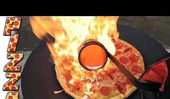 Así queda una pizza con "salsa picante" de cobre fundido al rojo vivo