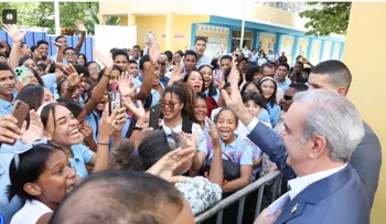 Abinader inaugura escuela en Los Jardines para 1,890 estudiantes y un centro integral femenino, en SDN