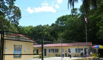 Aulas modulares mitigan déficit escolar pero el calor afecta a estudiantes en Santo Domingo