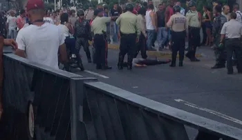 Un muerto y al menos tres heridos por disparos de colectivos chavistas contra votantes del plebiscito opositor