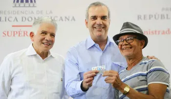 El presidente Luis Abinader entrega 600 tarjetas Supérate en el barrio Pekín de Santiago