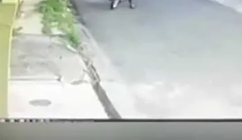 Atracan mujer junto a una niña