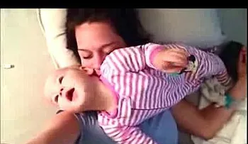 Conmovedor video de bebé no deja dormir a su madre