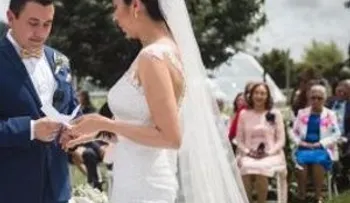 Una mujer se enfurece con su esposo que la llamó "estúpida", y le pide el divorcio tres minutos después de casarse   