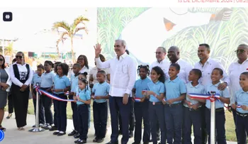 Presidente Abinader inaugura escuela, plazoleta y cancha en San Pedro de Macorís