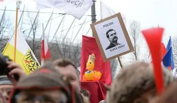 Polacos protestan contra gobierno; defienden a Walesa