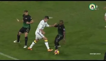 Van Persie casi pierde un ojo por un codazo