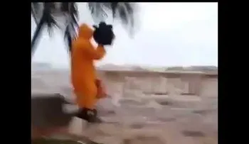 "Beato, corre!": camarógrafo cogiendo lucha con huracán Irma