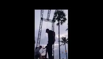 FUERTES IMAGENES: Una acróbata se rompe el cuello en plena actuación en Bali 