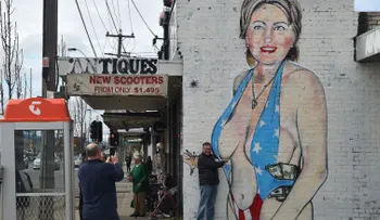 Mural de Hillary Clinton en Melbourne: de 'casi desnuda' a estar cubierta con una burka