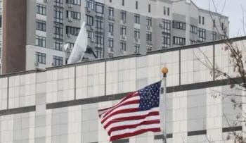 Ante la amenaza de un ataque ruso, EEUU ordena la salida de la mayoría de su personal diplomático de Ucrania