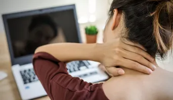 Cinco estiramientos para proteger el cuello del daño de la mala postura y las pantallas