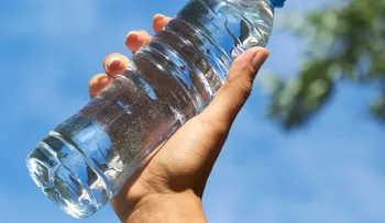 5 razones para no tomar agua embotellada