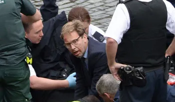 El héroe de Londres: el parlamentario que ayudó a un herido en la calle