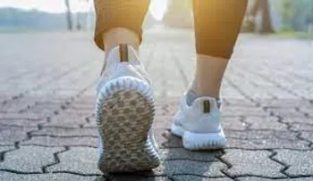Caminar hacia atrás tienes increíbles beneficios para la salud 