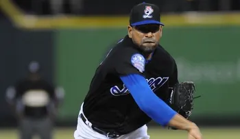 Los Tigres apabullan a las EO; Toros y Escogido ganan