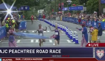 Video: Insólita derrota de un atleta que celebró el triunfo antes de tiempo