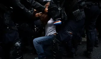 Lecornu niega que la policía tenga orden de enfrentar a estudiantes y Gobierno suspende granadas aturdidoras en Francia