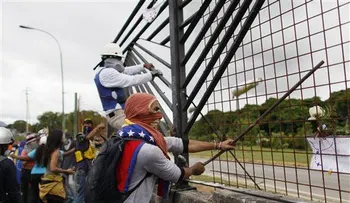 Manifestantes derriban cerca de base aérea en Venezuela 
