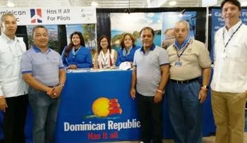 RD con stand en feria de aviación en Estados Unidos