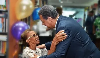 Leonel Fernández felicita a su madre por su cumpleaños