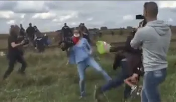 La reportera húngara que da patadas y pone zancadillas a los refugiados (VIDEO)