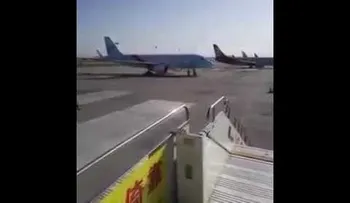 El momento dramático: Un trabajador detiene a un avión con sus propias manos (VIDEO)