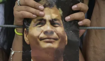 Lanzan huevos a Rafael Correa en un acto de campaña