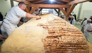 Preparan en Alemania un dulce de Navidad con un millón de uvas y más de mil kilos de harina 