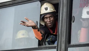 Rescatan a los más de 900 mineros atrapados en una mina de oro en Sudáfrica