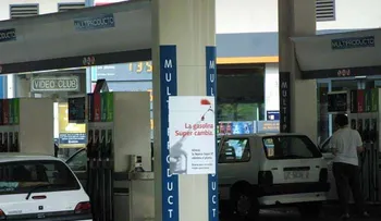 Un hombre se le olvida su mujer en una gasolinera, y es perseguido por la policía
