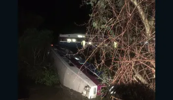 Descarrila vagón de un tren de pasajeros en California y cae a un arroyo