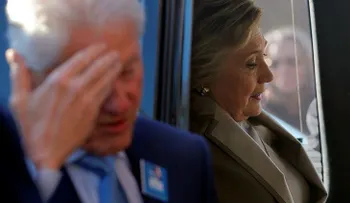 "Tiró su móvil del tejado": Los Clinton discutieron fuertementre sobre la causa de la inminente derrota