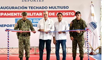 Abinader inaugura techado y almuerza con soldados