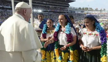 Papa cierra gira mexicana con visita a cárcel en Juárez