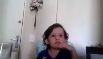 Hace llorar a su madre, al explicarle por qué no quiere comer animales (Video)