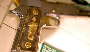 Los lujos de El Chapo: armas de oro, leones y dólares