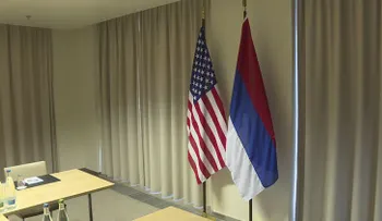 Mal comienzo: EE.UU. pone la bandera rusa al revés (VIDEO)