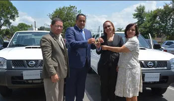 Director IAD entrega camionetas a Oficina de Titulación