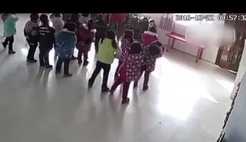 Abusiva maestra golpea con saña a dos alumnas por no saber bailar