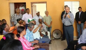 Presidente Medina visita a productores de El Palmar en Neiba