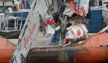 Reporte: respuesta de piloto a falla técnica, causa del accidente de AirAsia