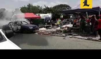 "El juidero": Un vehículo se incendia y se estrella contra varias casetas en el Mercado de La Pulga